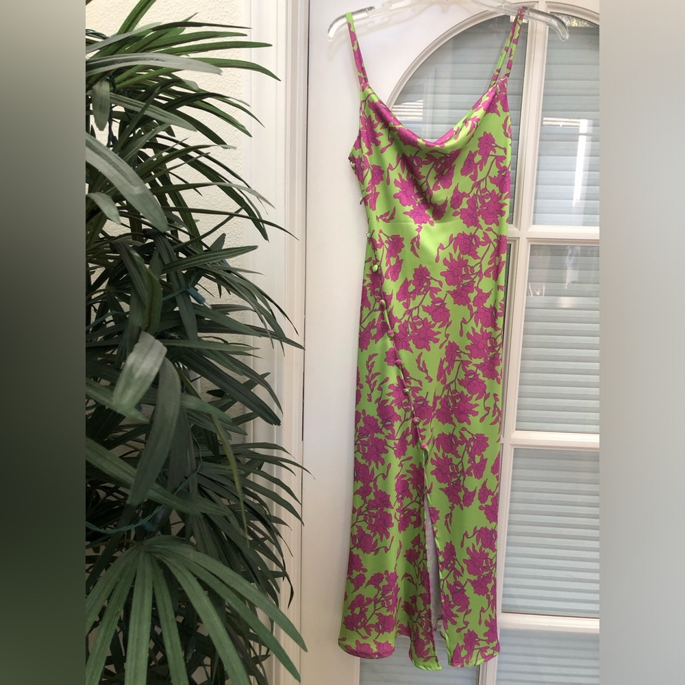 πΊπΈ Vanessa Scott Apple-Green and Frusia-Pink Draped-Neck Strap Long Dress. - Picture 2 of 16